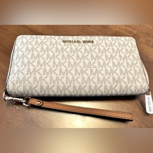 Michael Kors Jet Set Travel Wallet